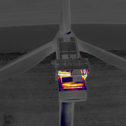 Thermographie par drone d’une éolienne.